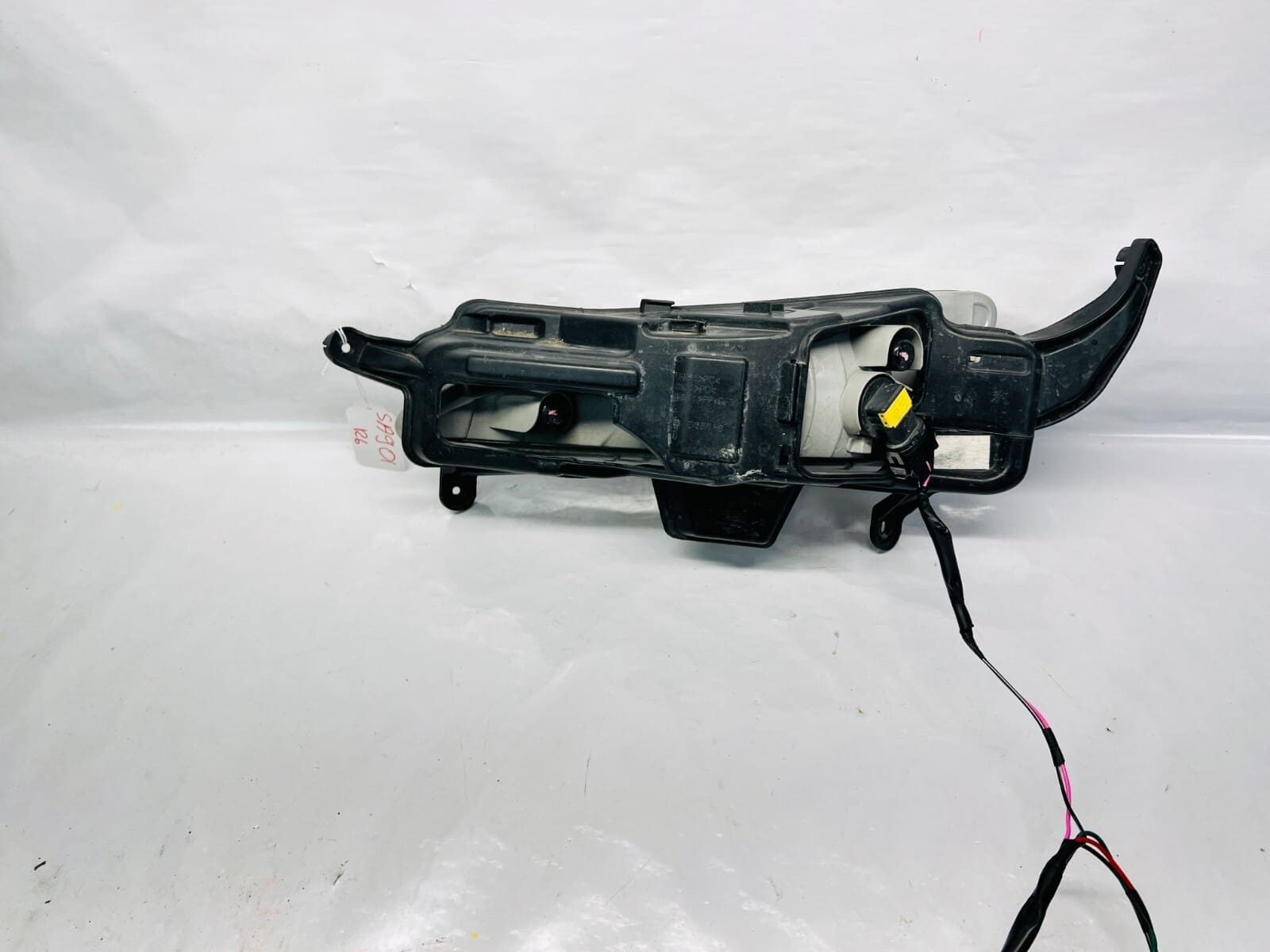 OEM 2019 2020 2021 2022 gmc sierra 1500 Rear Tail Gate Step Pad 84708313 - Image 2