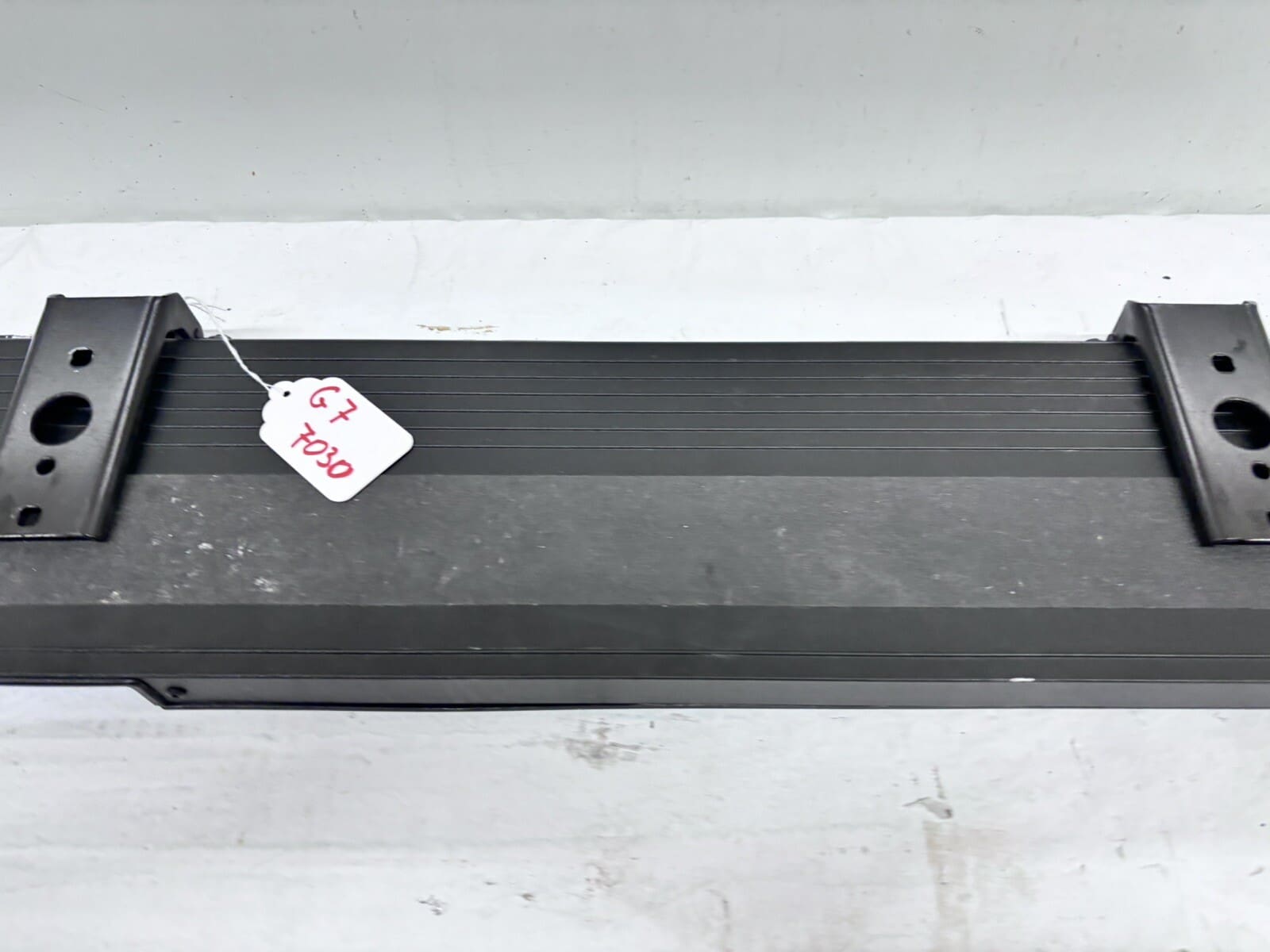 OEM 2019 2020 2021 2022 gmc sierra 1500 Rear Tail Gate Step Pad 84708313 - Image 3