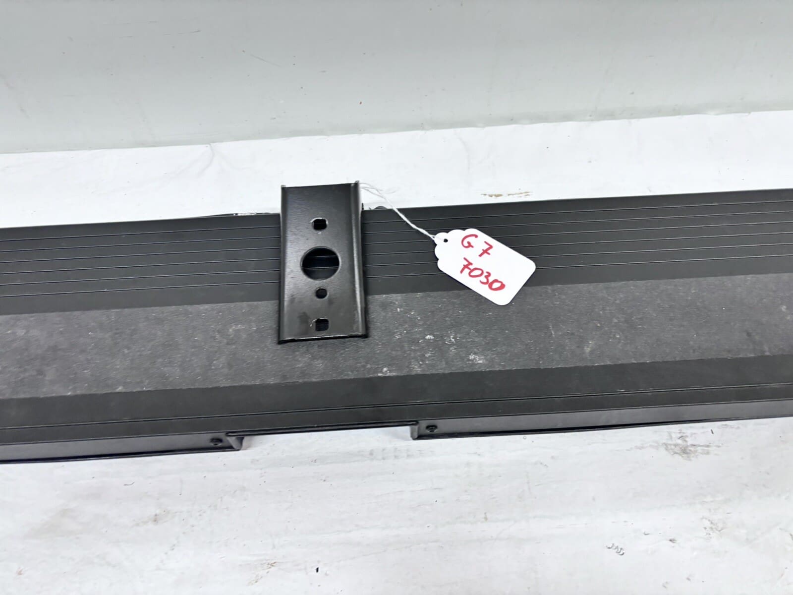 OEM 2019 2020 2021 2022 gmc sierra 1500 Rear Tail Gate Step Pad 84708313 - Image 4