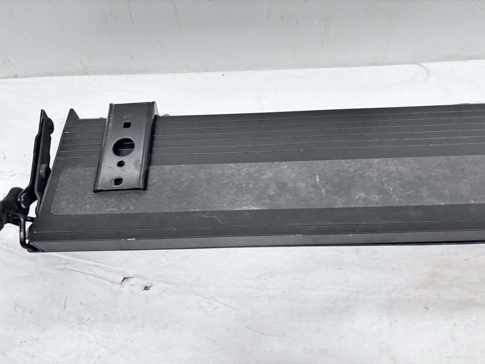 OEM 2019 2020 2021 2022 gmc sierra 1500 Rear Tail Gate Step Pad 84708313 - Image 5