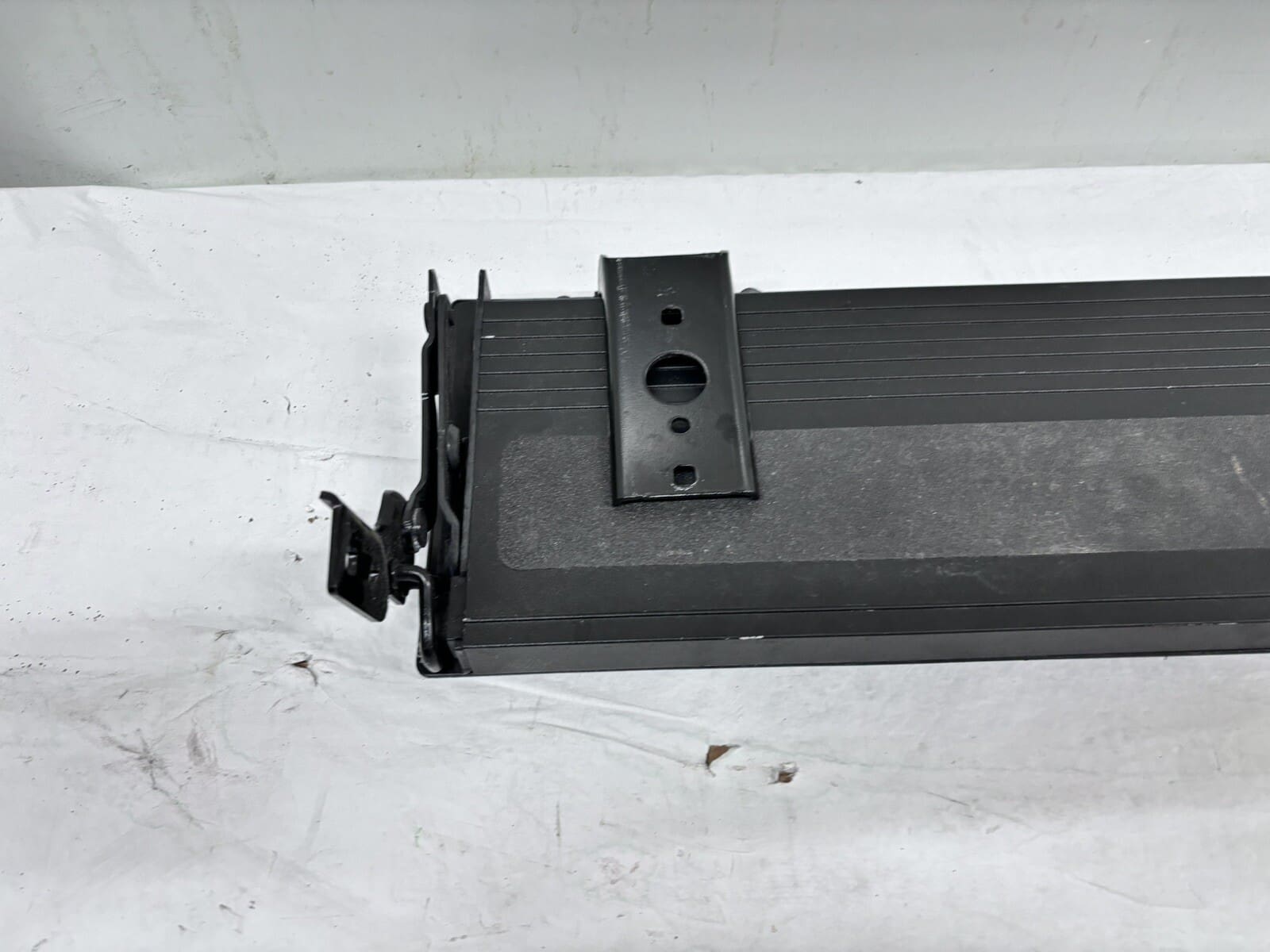 OEM 2019 2020 2021 2022 gmc sierra 1500 Rear Tail Gate Step Pad 84708313 - Image 6