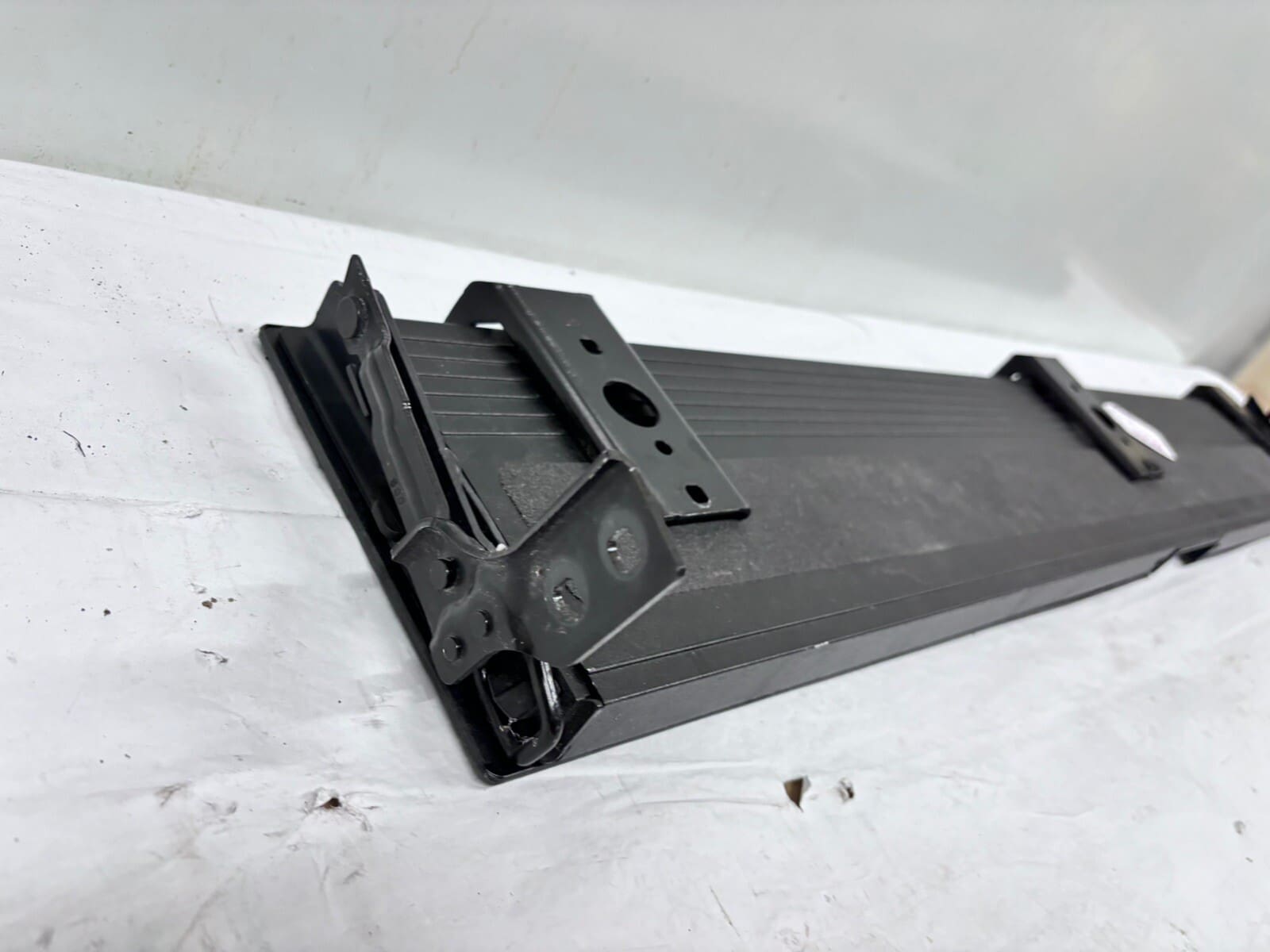 OEM 2019 2020 2021 2022 gmc sierra 1500 Rear Tail Gate Step Pad 84708313 - Image 7