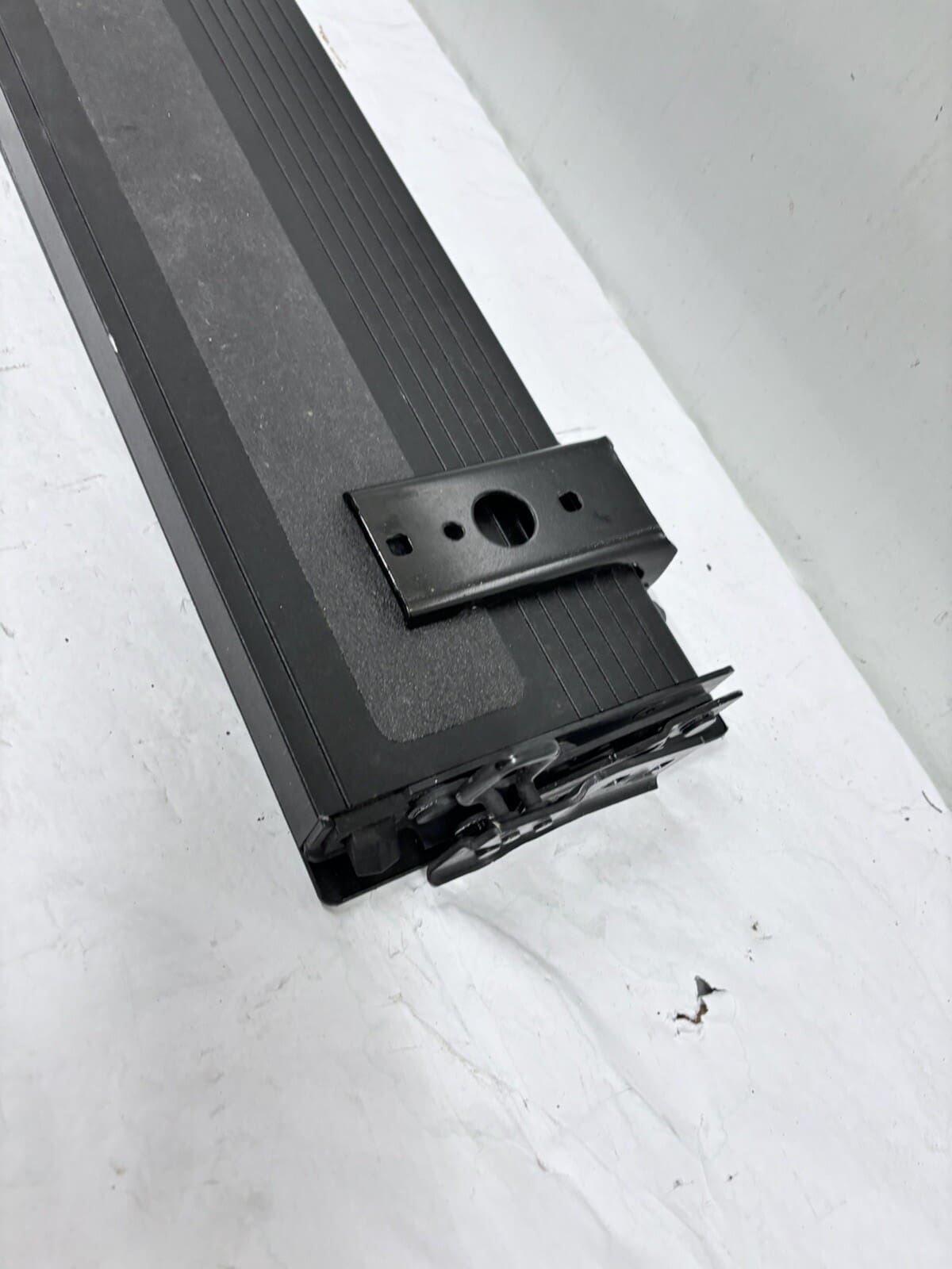OEM 2019 2020 2021 2022 gmc sierra 1500 Rear Tail Gate Step Pad 84708313 - Image 8