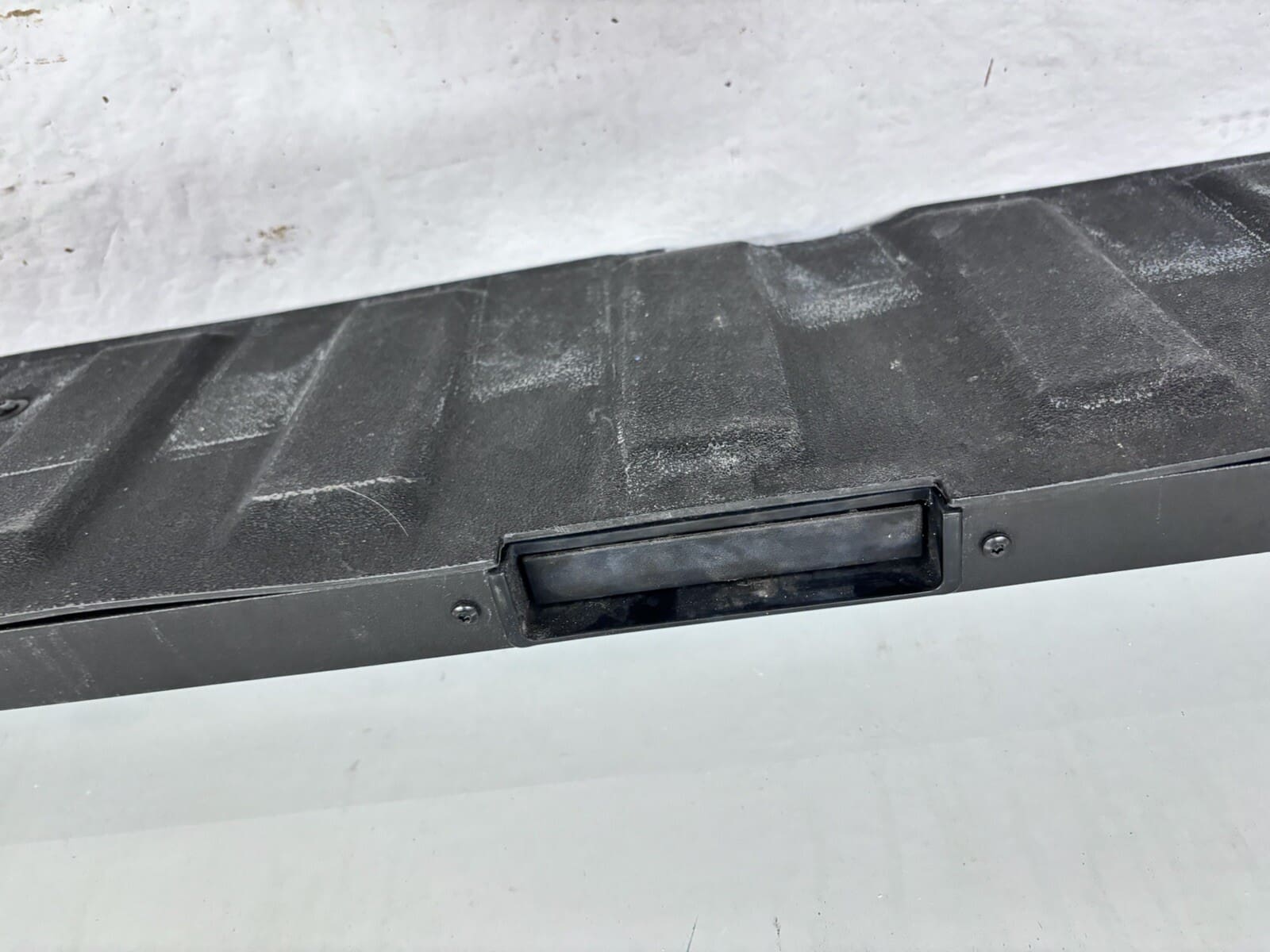 OEM 2019 2020 2021 2022 gmc sierra 1500 Rear Tail Gate Step Pad 84708313 - Image 9