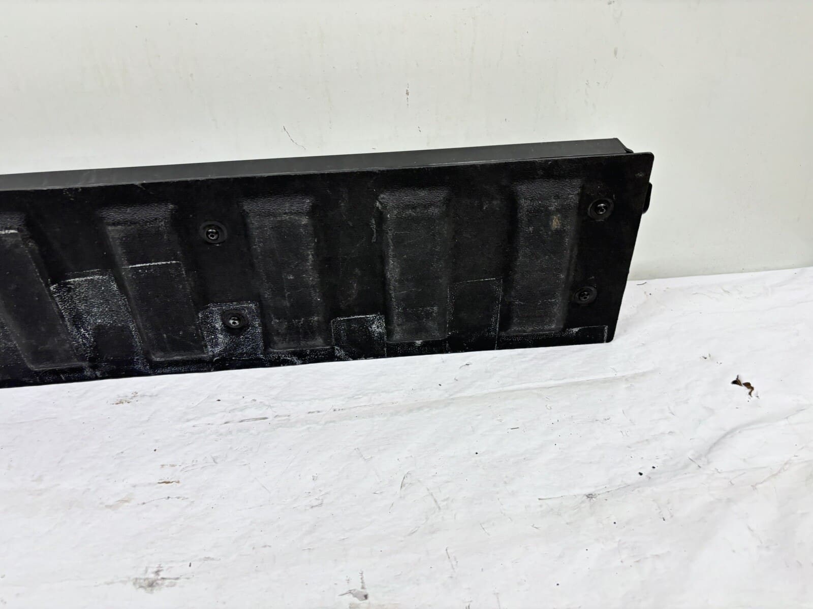 OEM 2019 2020 2021 2022 gmc sierra 1500 Rear Tail Gate Step Pad 84708313 - Image 10