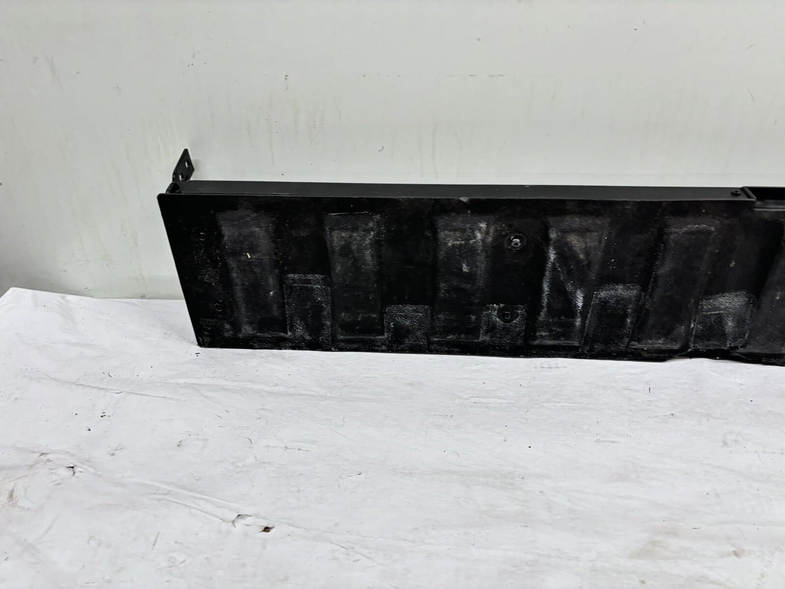 OEM 2019 2020 2021 2022 gmc sierra 1500 Rear Tail Gate Step Pad 84708313 - Image 11