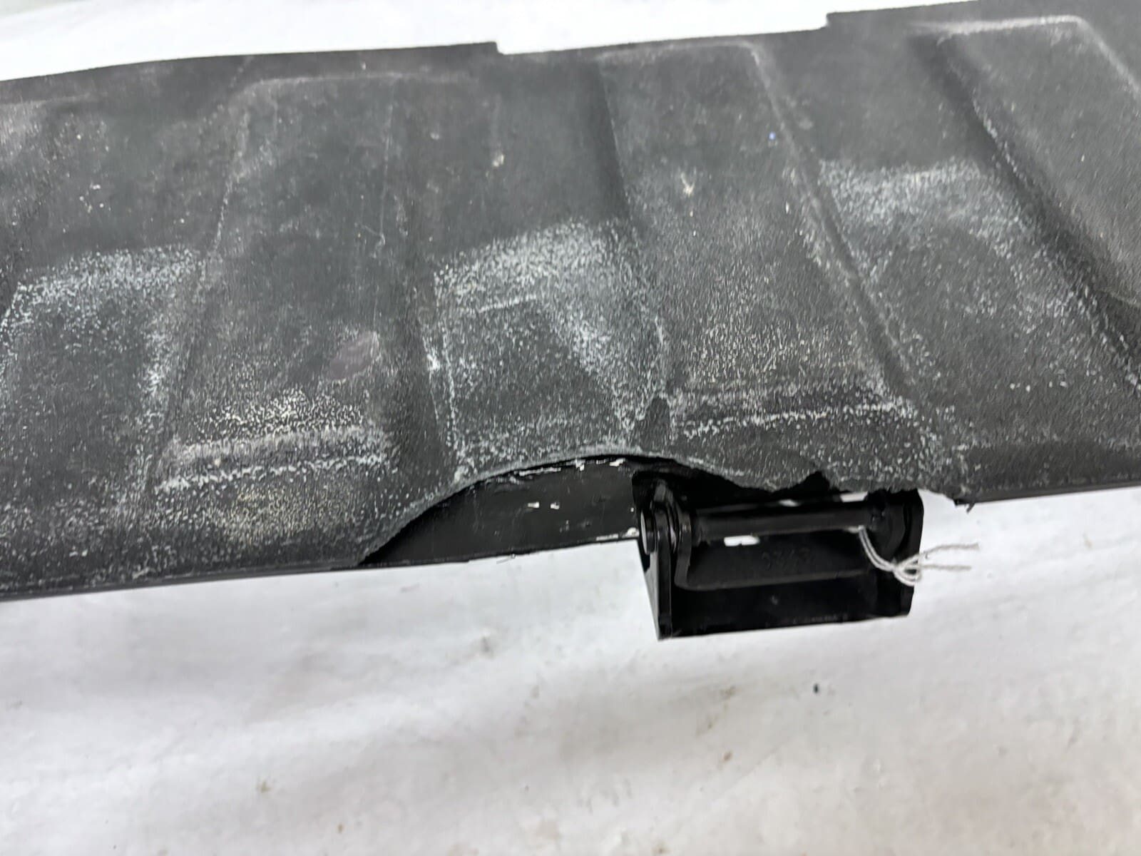 OEM 2019 2020 2021 2022 gmc sierra 1500 Rear Tail Gate Step Pad 84708313 - Image 13