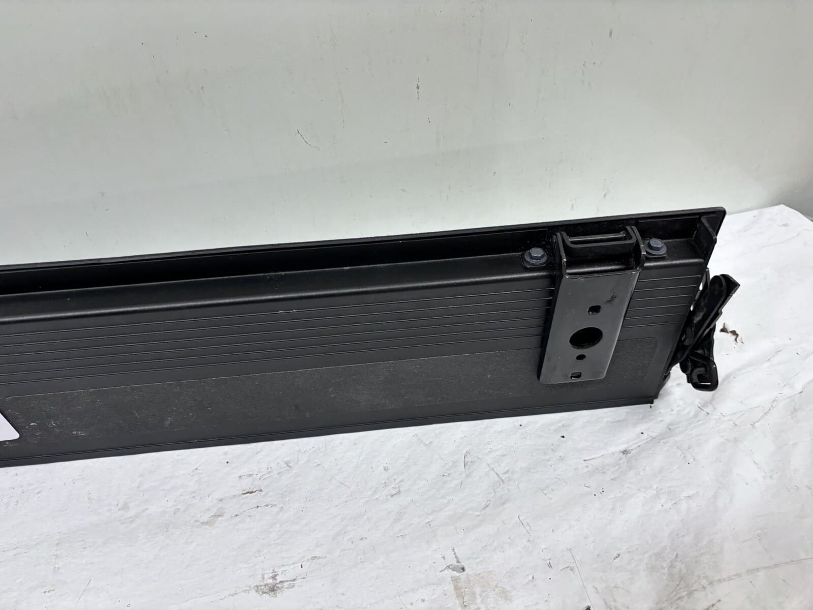 OEM 2019 2020 2021 2022 gmc sierra 1500 Rear Tail Gate Step Pad 84708313 - Image 15