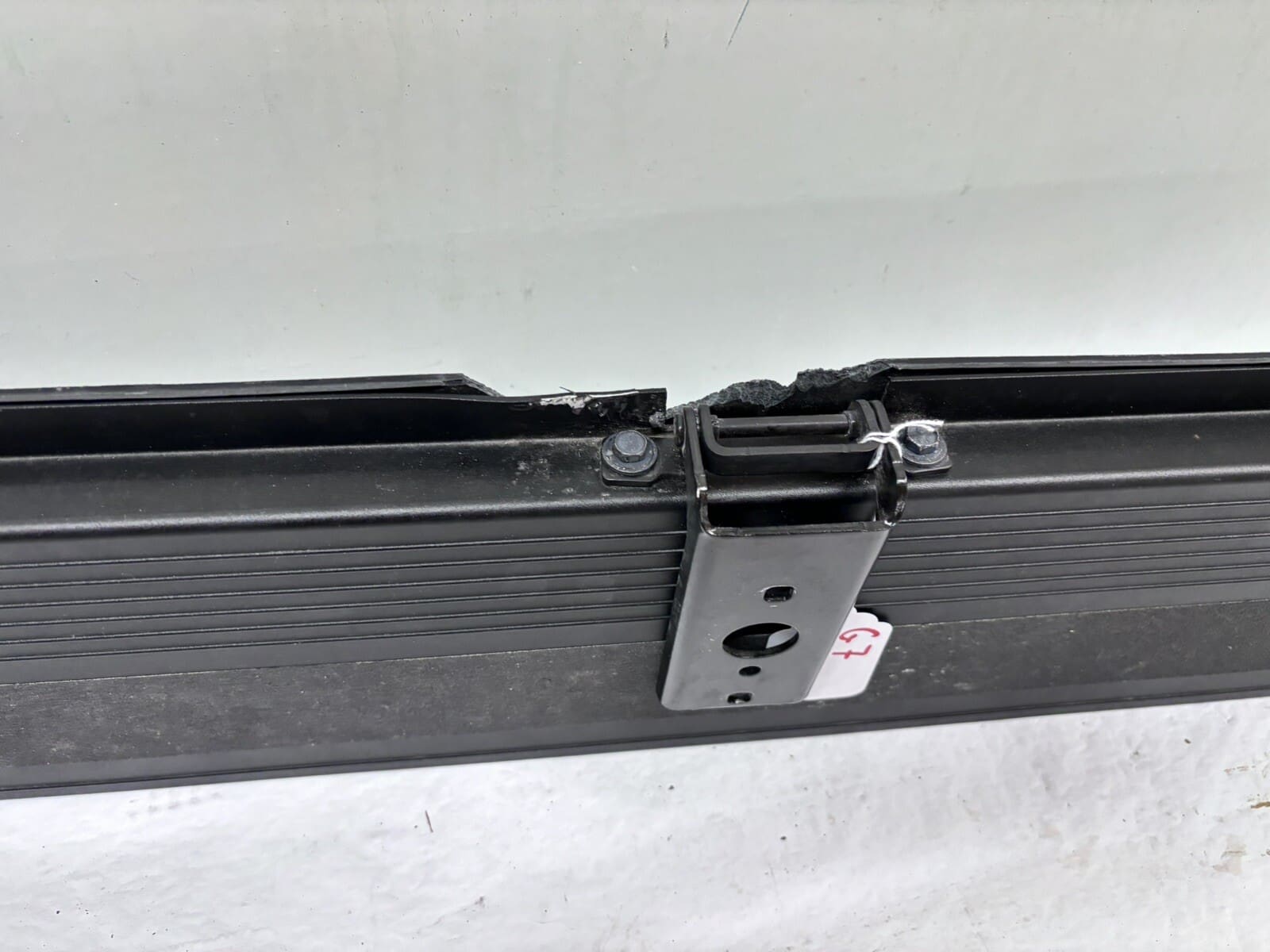 OEM 2019 2020 2021 2022 gmc sierra 1500 Rear Tail Gate Step Pad 84708313 - Image 16