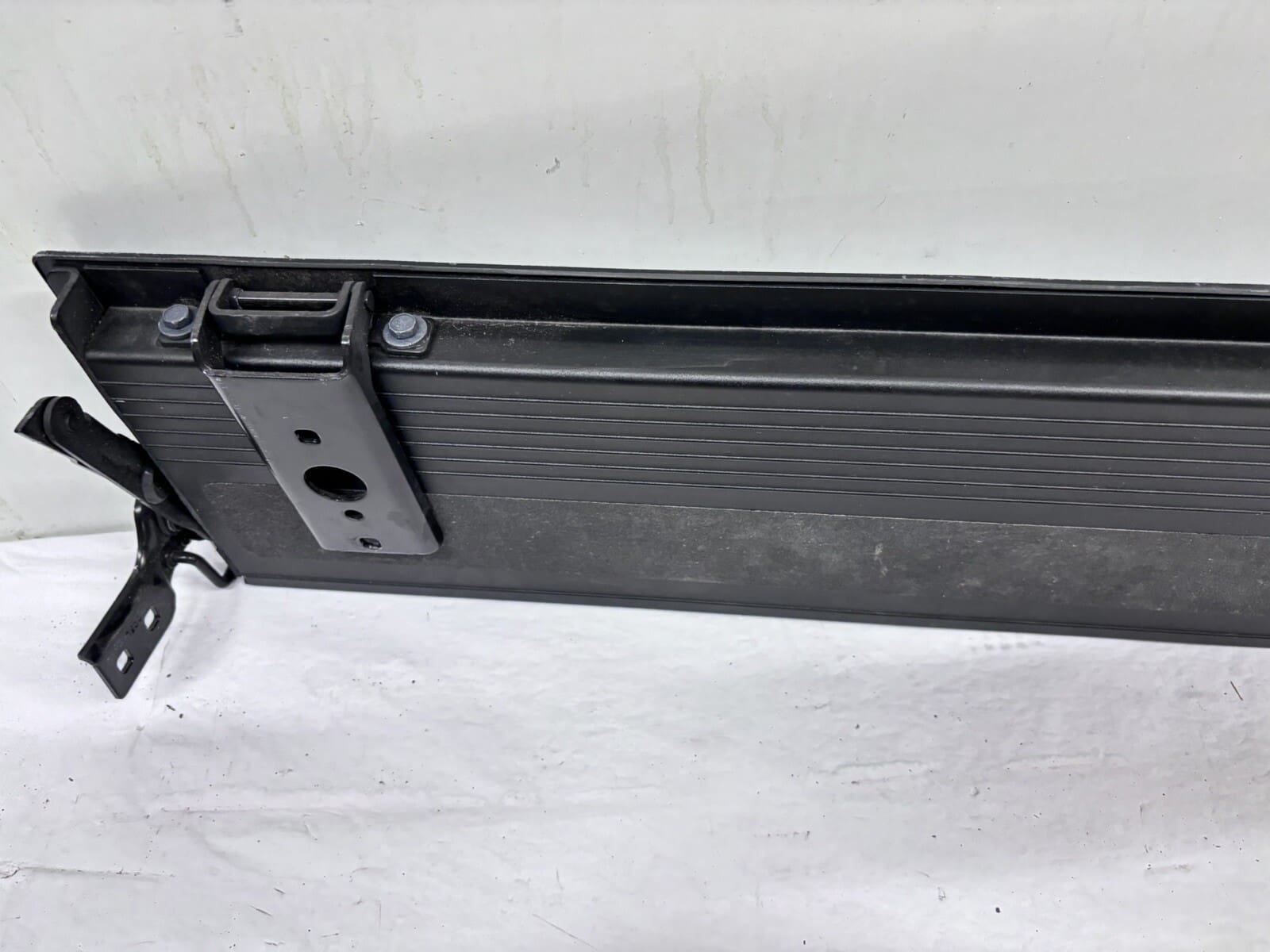 OEM 2019 2020 2021 2022 gmc sierra 1500 Rear Tail Gate Step Pad 84708313 - Image 17