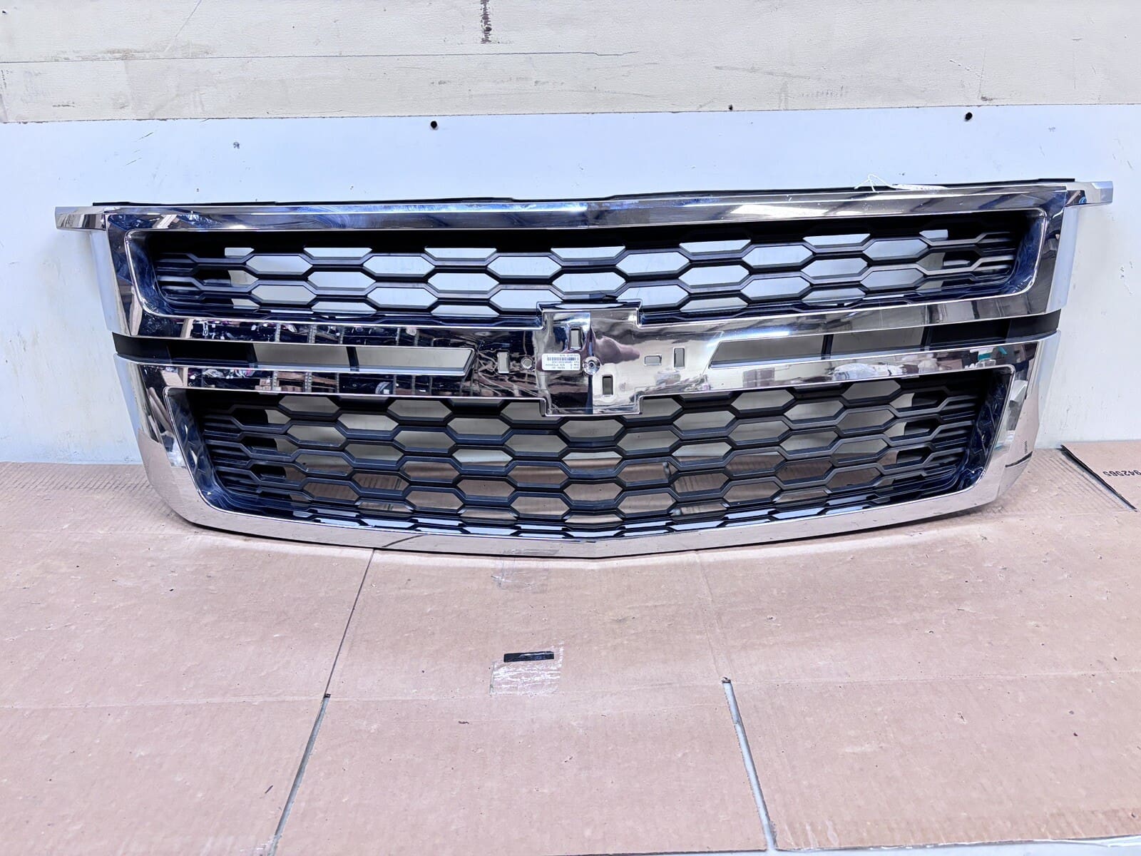 2015 2016 2017 2018 2019 2020 CHEVY TAHOE SUBURBAN OEM GRILLE CHROME 23440914