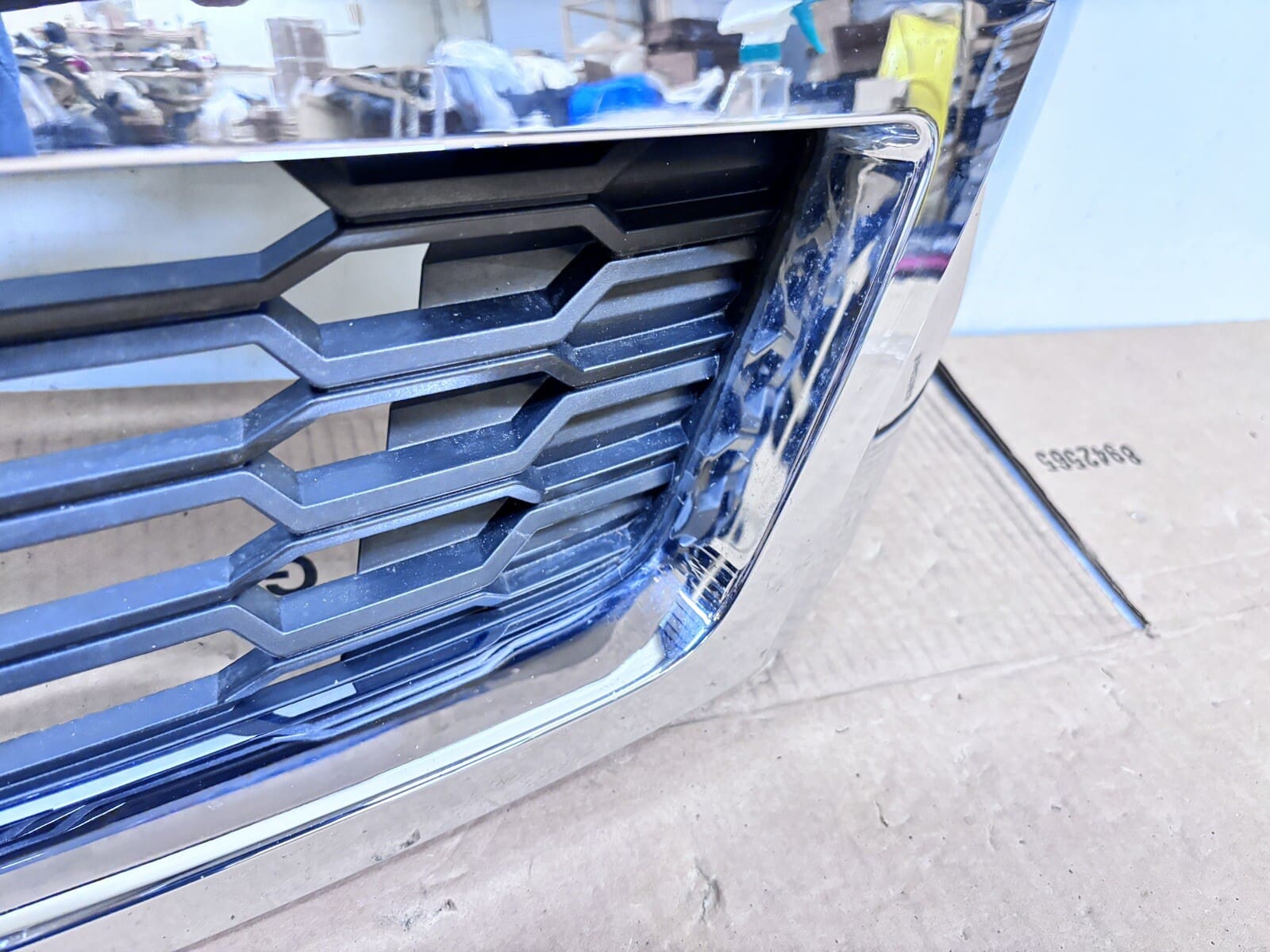 2015 2016 2017 2018 2019 2020 CHEVY TAHOE SUBURBAN OEM GRILLE CHROME 23440914 - Image 13