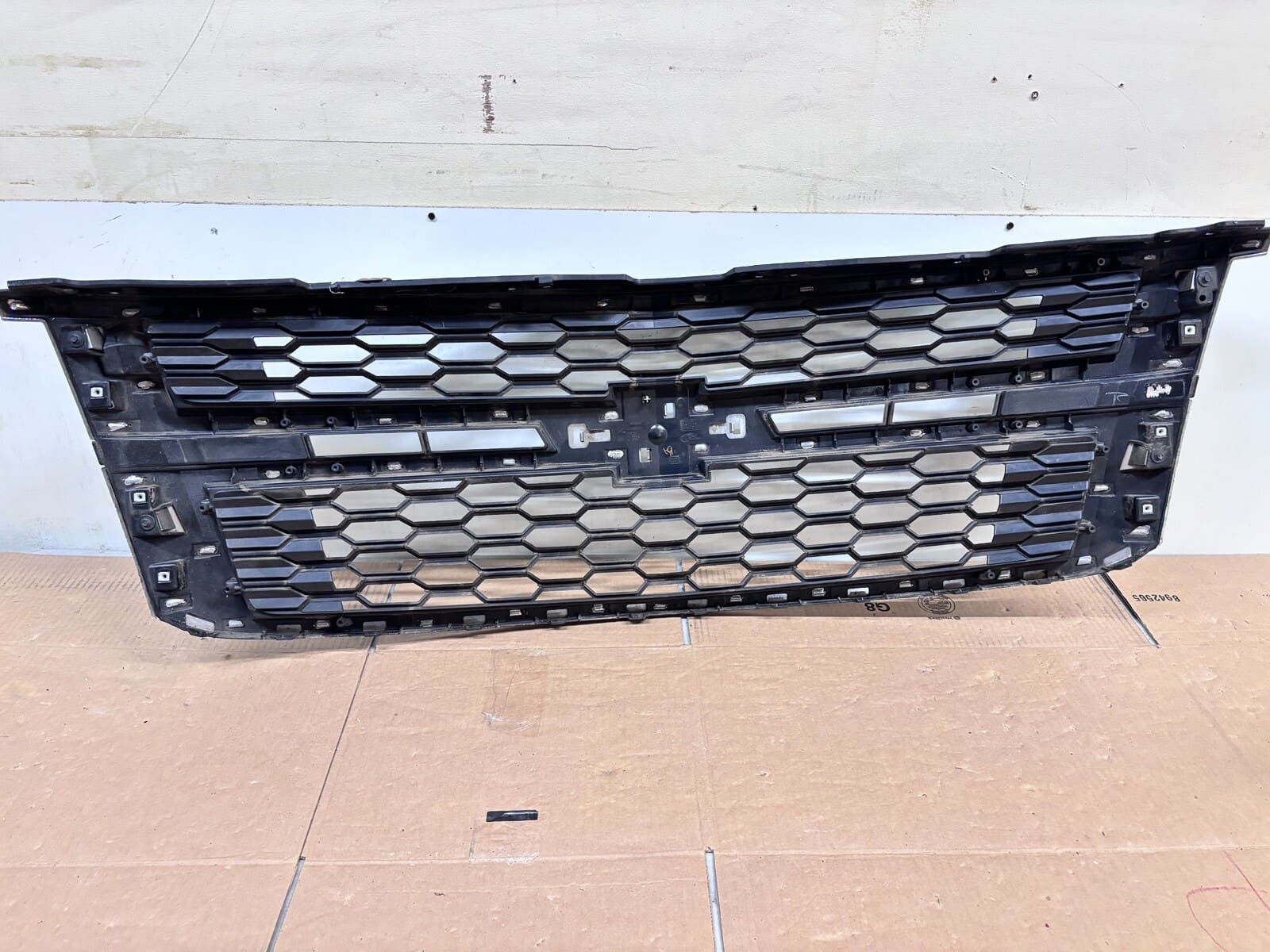 2015 2016 2017 2018 2019 2020 CHEVY TAHOE SUBURBAN OEM GRILLE CHROME 23440914 - Image 20
