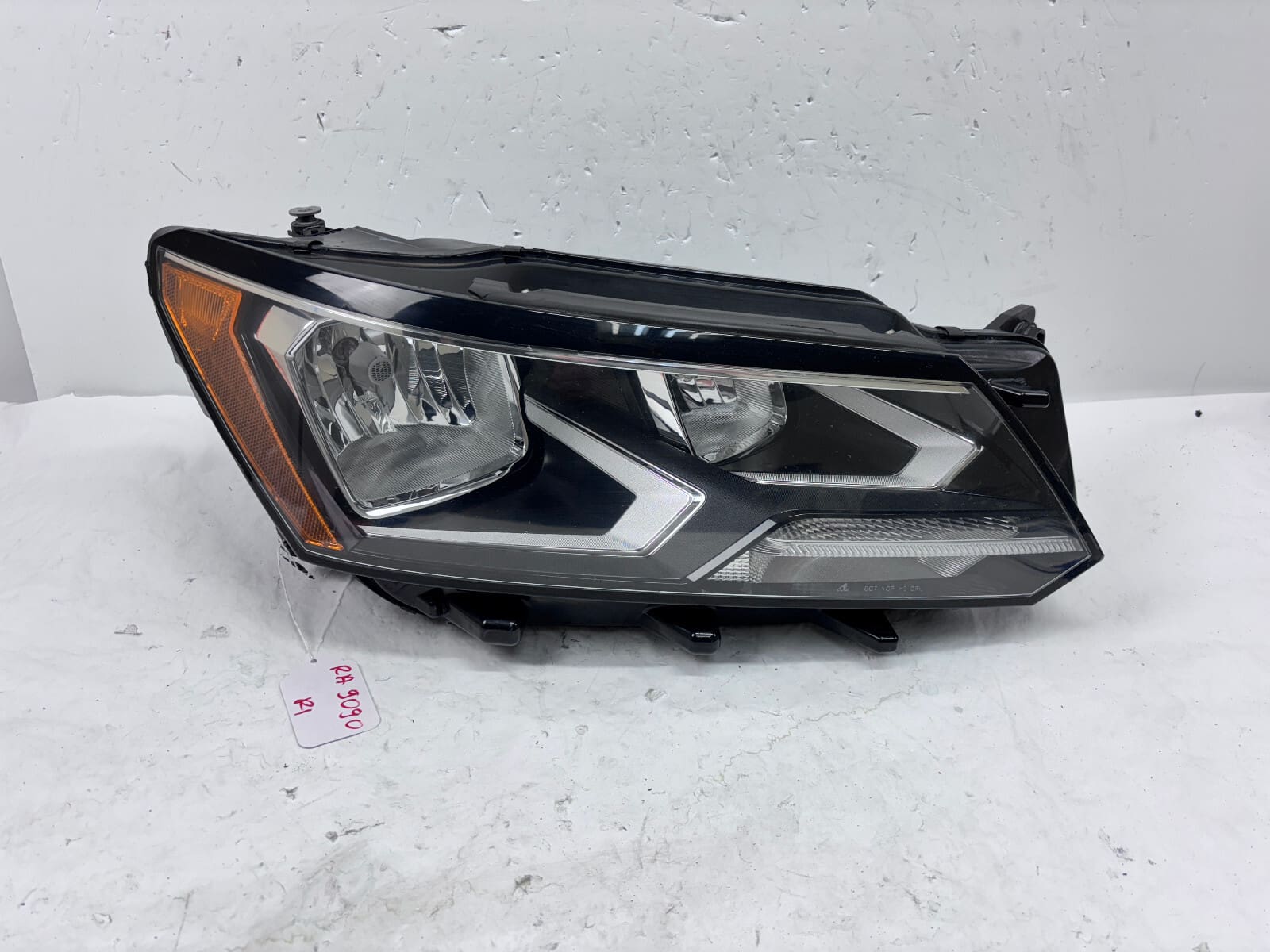 561941006E 2016 2017 2018 2019 VW PASSAT HALOGEN FRONT RIGHT OEM HEADLIGHT