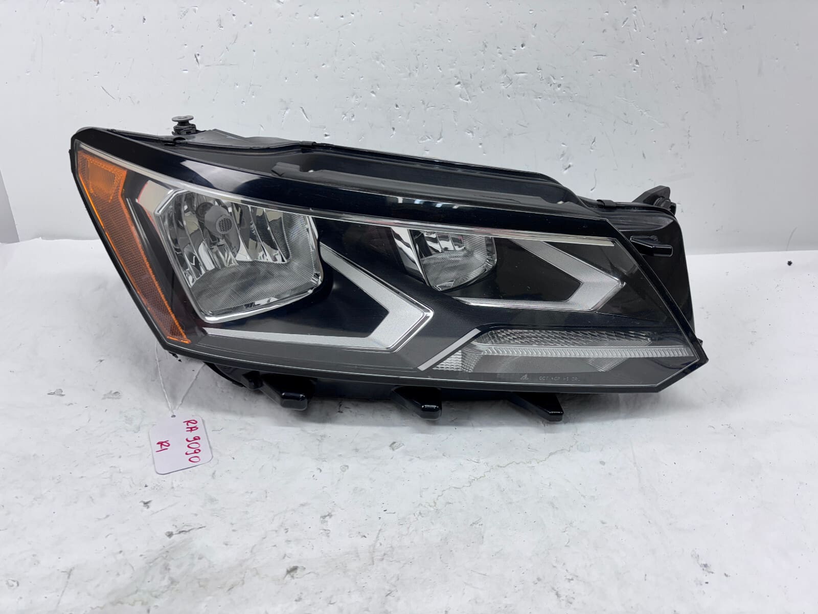 561941006E 2016 2017 2018 2019 VW PASSAT HALOGEN FRONT RIGHT OEM HEADLIGHT - Image 2
