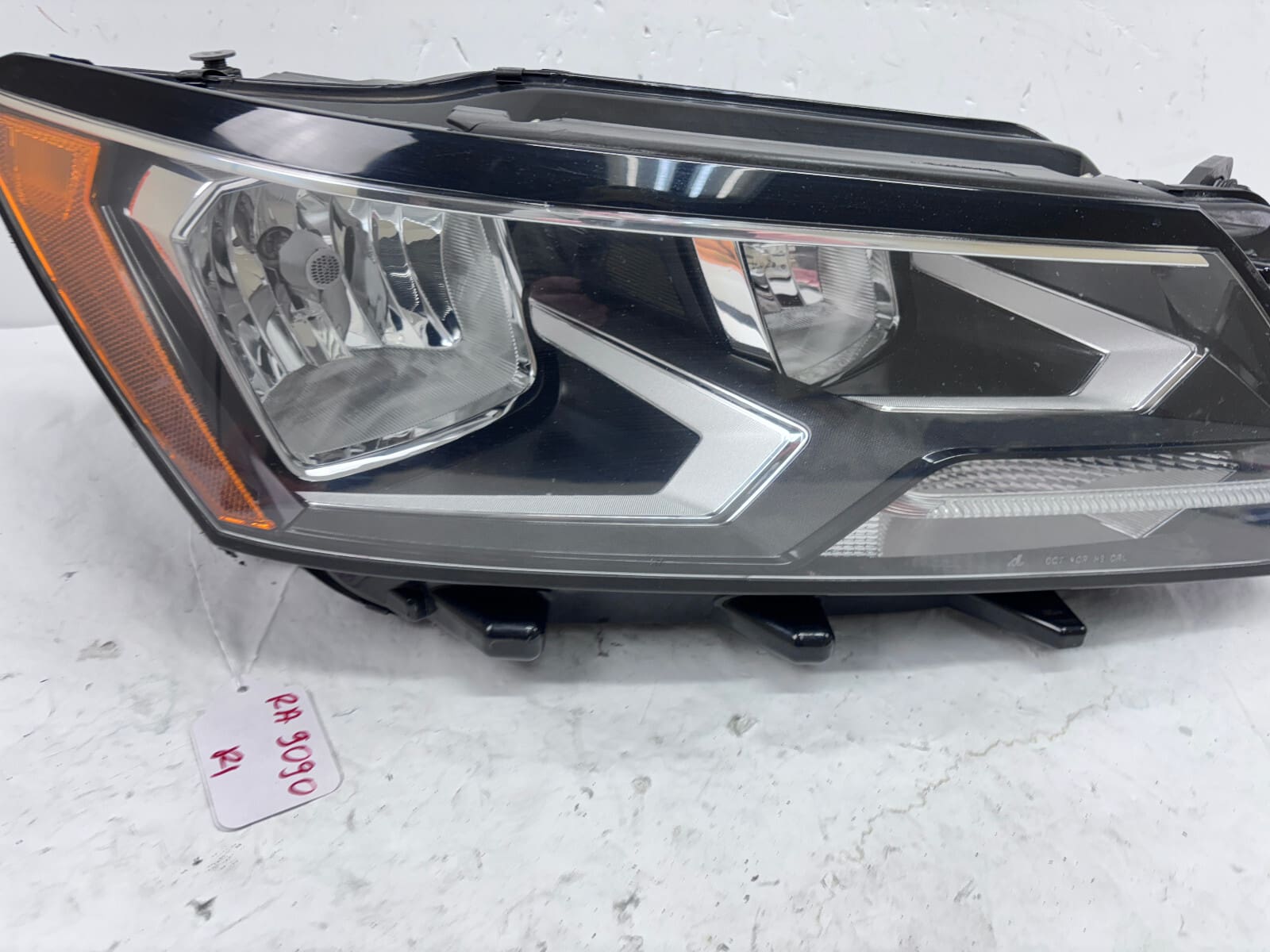 561941006E 2016 2017 2018 2019 VW PASSAT HALOGEN FRONT RIGHT OEM HEADLIGHT - Image 9