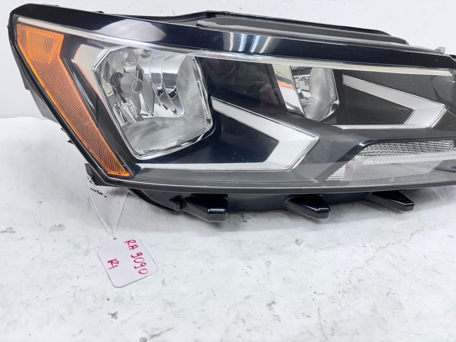 561941006E 2016 2017 2018 2019 VW PASSAT HALOGEN FRONT RIGHT OEM HEADLIGHT - Image 10