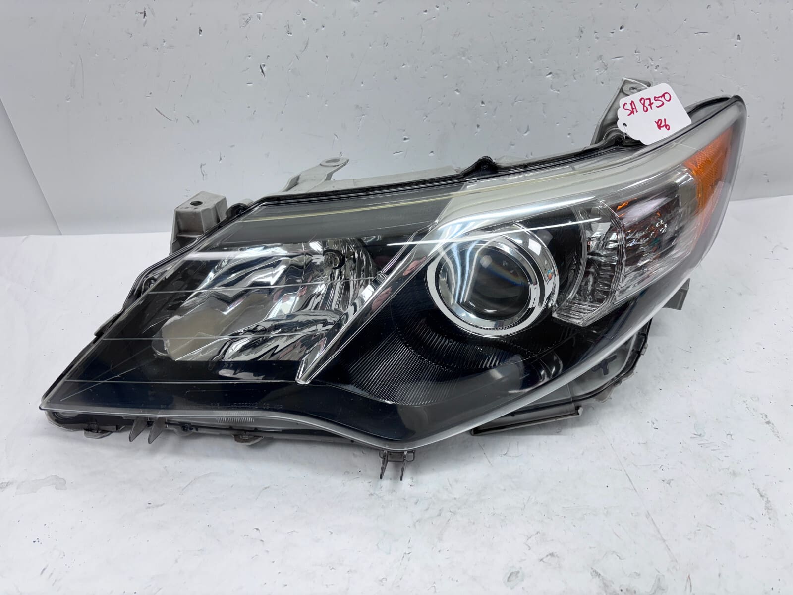 2012 2013 2014 TOYOTA CAMRY BLACK BEZEL HALOGEN FRONT LEFT OEM HEADLIGHT - Image 2