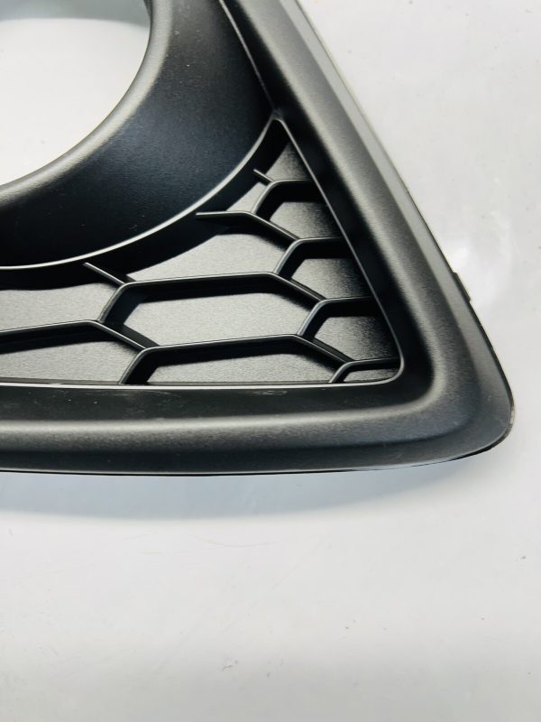 2013 2014 2015 MAZDA CX5 FRONT RIGHT OEM FOG LIGHT BEZEL TRIM ONLY kd5350c11 - Image 3