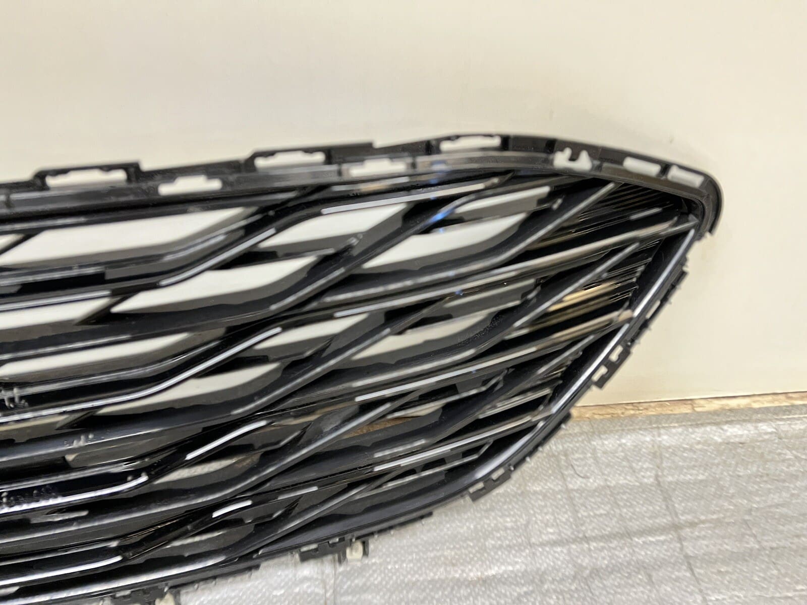 2019 2020 2021 2022 2023 CHEVY MALIBU FRONT OEM GRILLE GENUINE BLACK 84338683 - Image 2