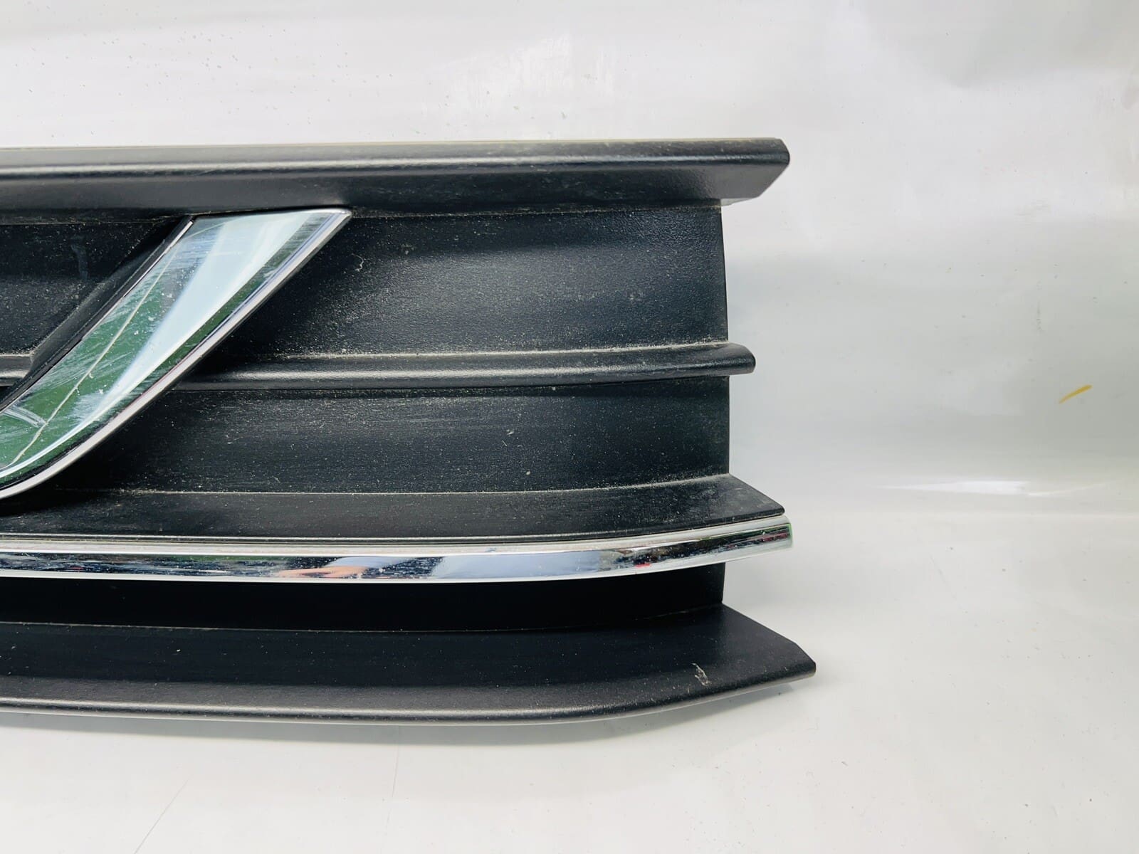 2012 2013 2014 2015 VW PASSAT FRONT RIGHT OEM FOG LIGHT BEZEL TRIM COVER BUMPER - Image 2