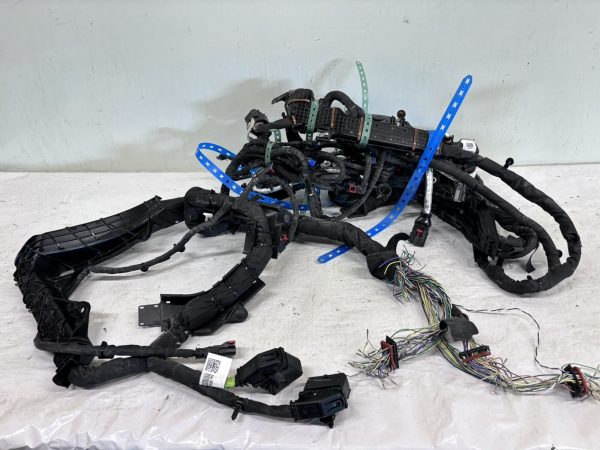2023 2024 CHEVY CORVETTE STINGRAY MAIN WIRE HARNESS 85643608. SOME PLUGS MISSING - Image 4