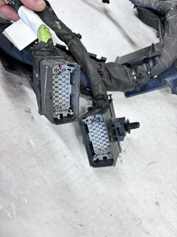 2023 2024 CHEVY CORVETTE STINGRAY MAIN WIRE HARNESS 85643608. SOME PLUGS MISSING - Image 5