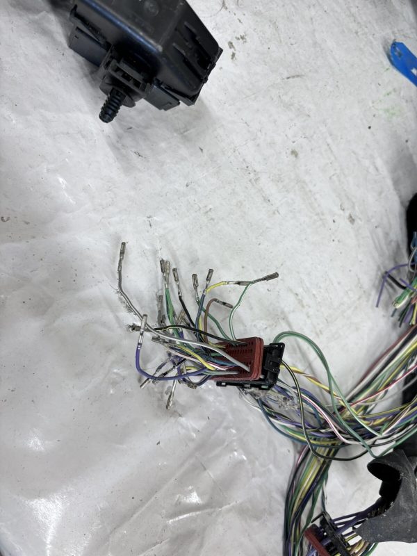 2023 2024 CHEVY CORVETTE STINGRAY MAIN WIRE HARNESS 85643608. SOME PLUGS MISSING - Image 6
