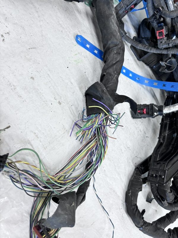 2023 2024 CHEVY CORVETTE STINGRAY MAIN WIRE HARNESS 85643608. SOME PLUGS MISSING - Image 7