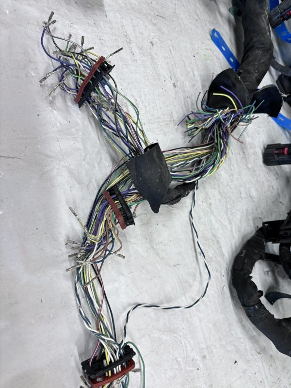 2023 2024 CHEVY CORVETTE STINGRAY MAIN WIRE HARNESS 85643608. SOME PLUGS MISSING - Image 8