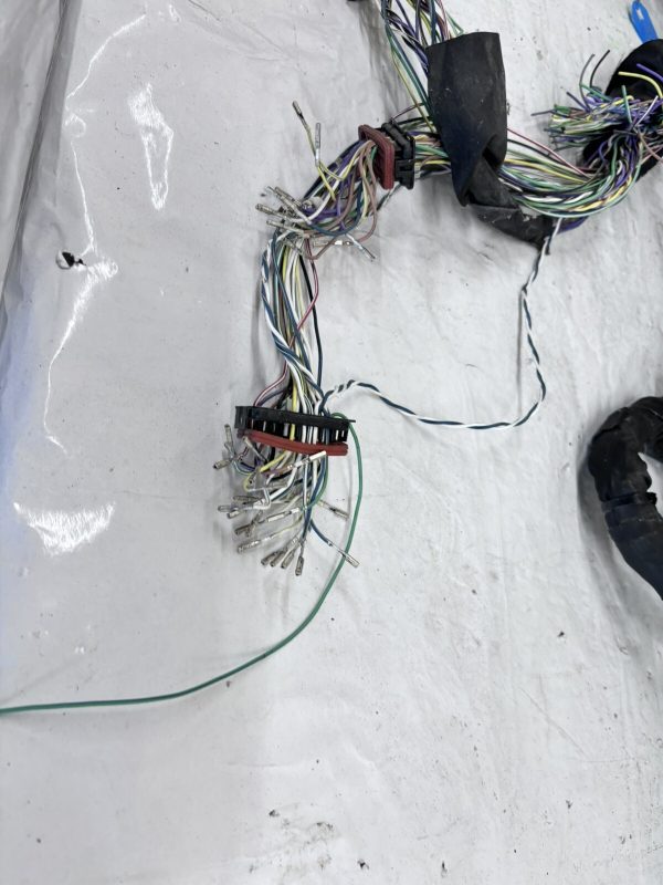 2023 2024 CHEVY CORVETTE STINGRAY MAIN WIRE HARNESS 85643608. SOME PLUGS MISSING - Image 9