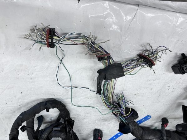 2023 2024 CHEVY CORVETTE STINGRAY MAIN WIRE HARNESS 85643608. SOME PLUGS MISSING - Image 10