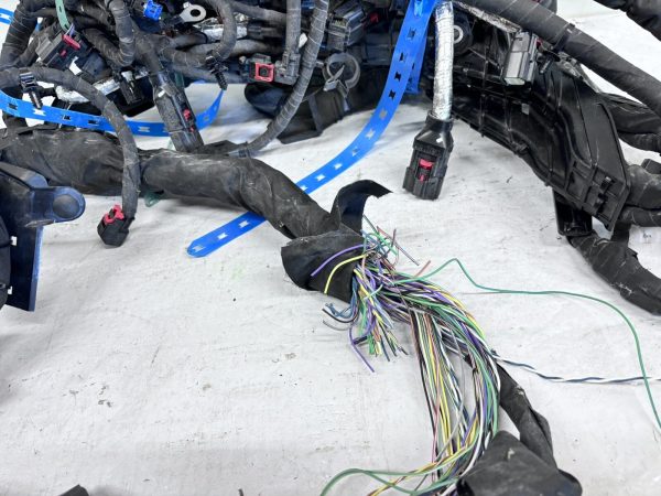 2023 2024 CHEVY CORVETTE STINGRAY MAIN WIRE HARNESS 85643608. SOME PLUGS MISSING - Image 11