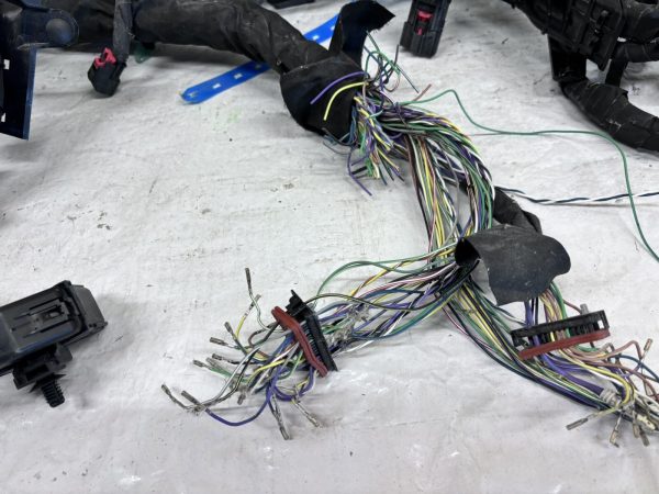 2023 2024 CHEVY CORVETTE STINGRAY MAIN WIRE HARNESS 85643608. SOME PLUGS MISSING - Image 12