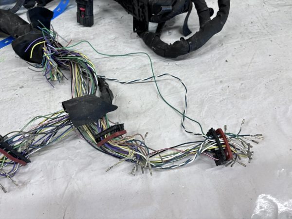 2023 2024 CHEVY CORVETTE STINGRAY MAIN WIRE HARNESS 85643608. SOME PLUGS MISSING - Image 13