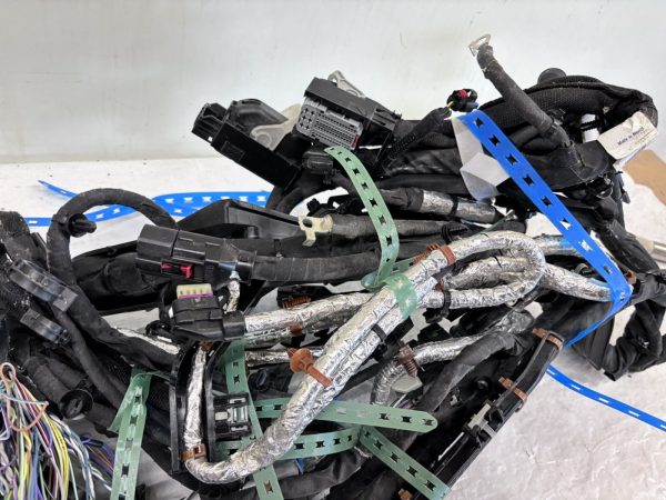 2023 2024 CHEVY CORVETTE STINGRAY MAIN WIRE HARNESS 85643608. SOME PLUGS MISSING - Image 16