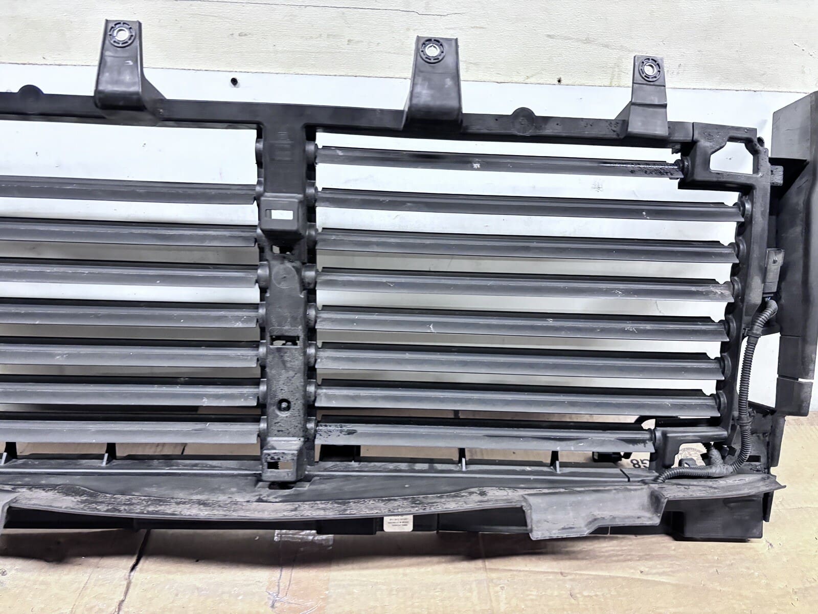 2019 2020 2021 2022 2023 CHEVY SILVERADO 1500 OEM RADIATOR SHUTTER 84652495 - Image 4