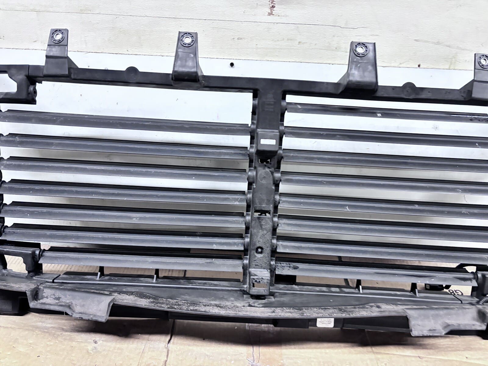 2019 2020 2021 2022 2023 CHEVY SILVERADO 1500 OEM RADIATOR SHUTTER 84652495 - Image 5