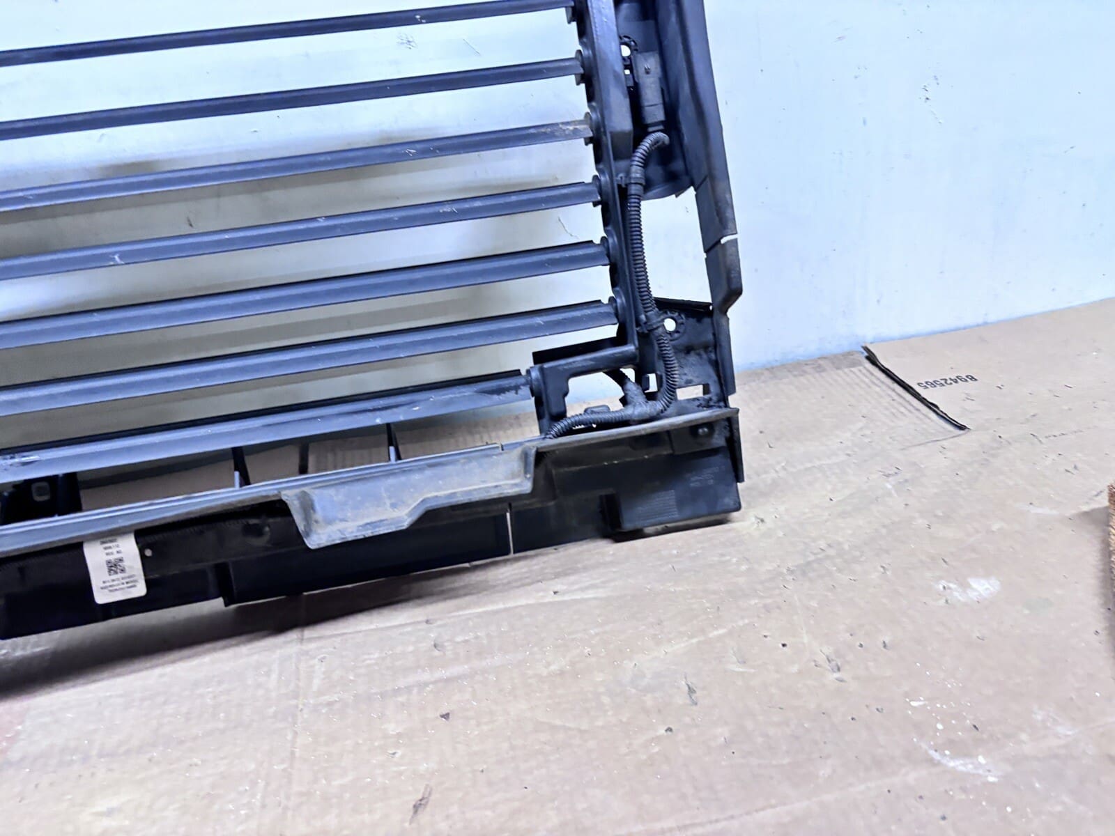 2019 2020 2021 2022 2023 CHEVY SILVERADO 1500 OEM RADIATOR SHUTTER 84652495 - Image 10