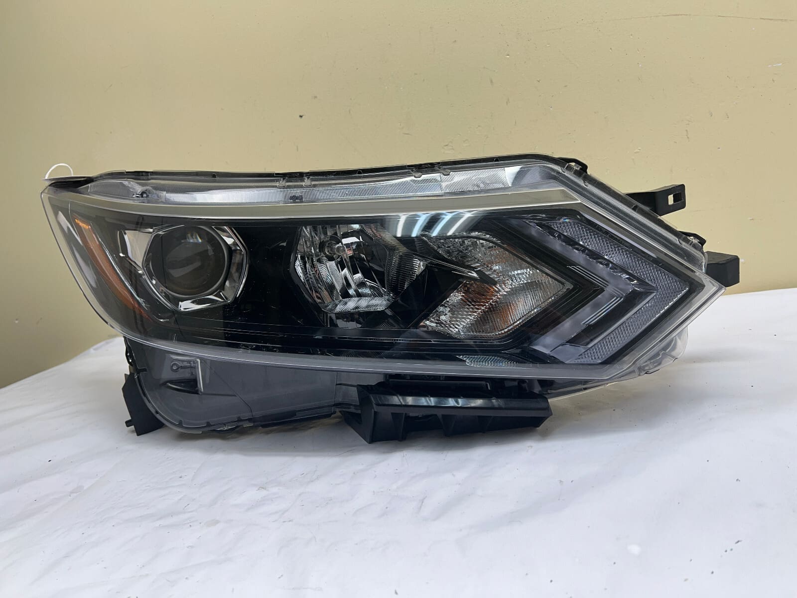2020 2021 2022 NISSAN ROGUE SPORT HALOGEN LED FRONT RIGHT OEM HEADLIGHT - Image 2