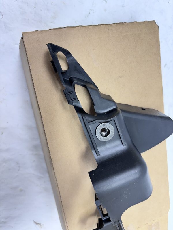 92243318 2010 2011 2012 2013 2014 2015 CHEVY CAMARO FRONT BUMPER OEM BRACKET - Image 2