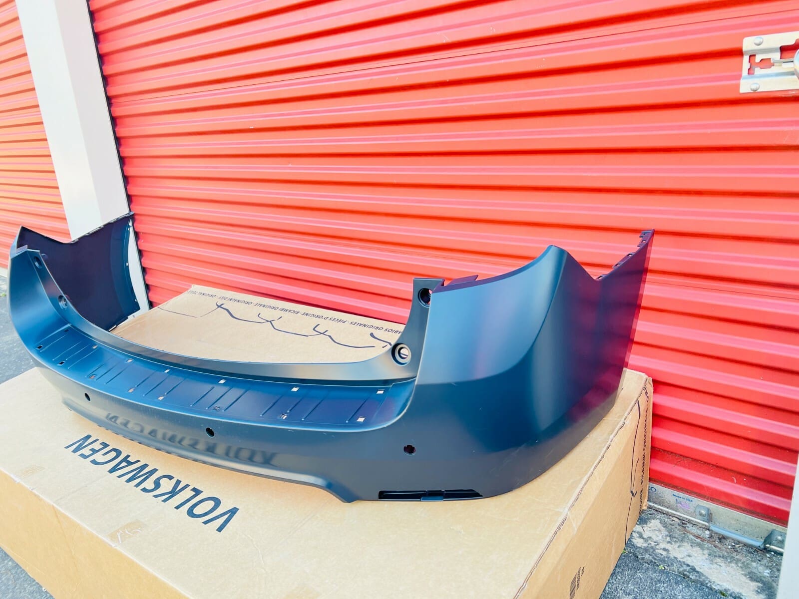 20983210 2016 2017 CHEVY EQUINOX REAR OEM BUMPER COVER GENUINE NEW - Image 2