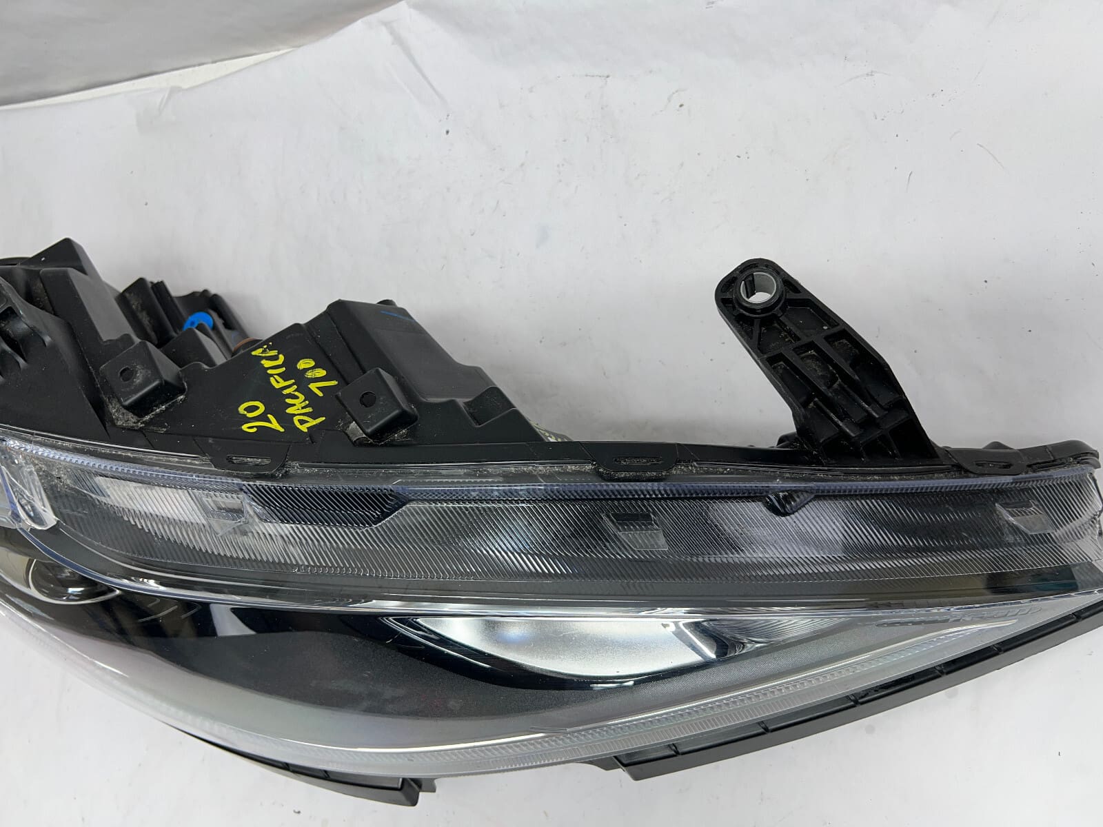 2017 2018 2019 2020 chrysler pacifica halogen led front right oem headlight - Image 15