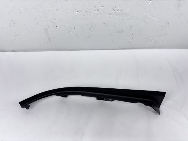 LR131925 2020-2023 LAND ROVER DEFENDER RIGHT PANEL PILLAR TRIM