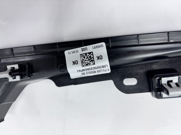 LR131925 2020-2023 LAND ROVER DEFENDER RIGHT PANEL PILLAR TRIM - Image 8