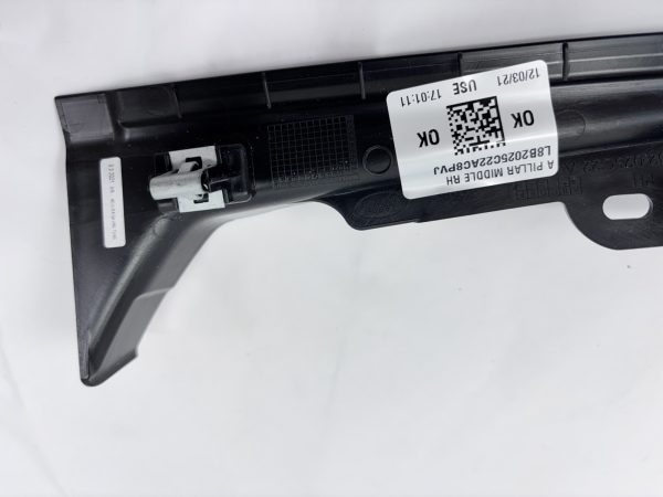 LR131925 2020-2023 LAND ROVER DEFENDER RIGHT PANEL PILLAR TRIM - Image 9