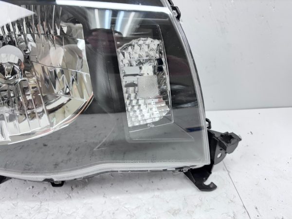 for 2005 2006 2007 2008 2009 2010 2011 toyota tacoma halogen right headlight - Image 9