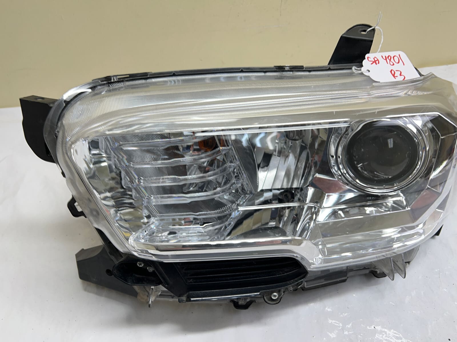 2016 2017 2018 2019 2020 2021 2022 TOYOTA TACOMA HALOGEN LEFT OEM HEADLIGHT - Image 9