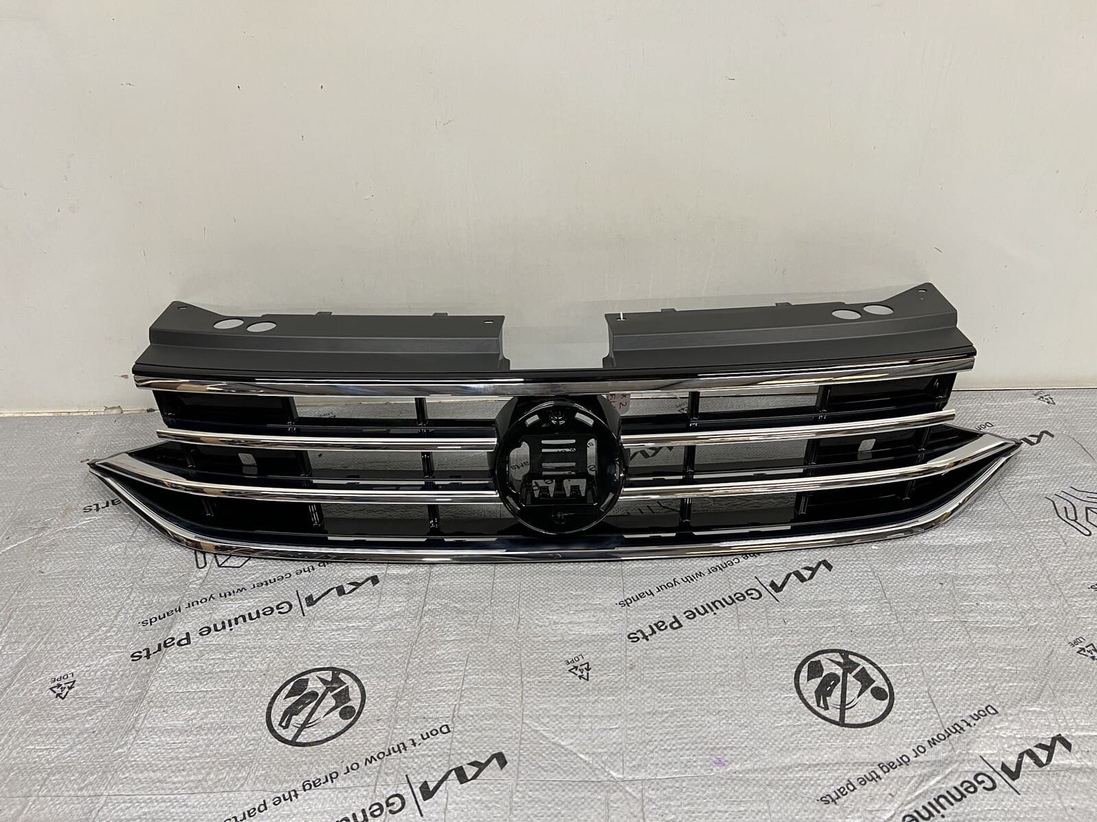 🌟MINT🌟 2022 2023 2024 VW TIGUAN FRONT OEM GRILLE 5NN853655D