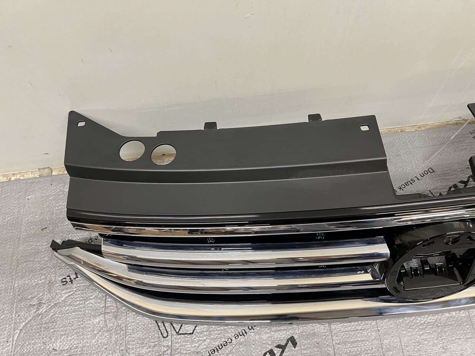 🌟MINT🌟 2022 2023 2024 VW TIGUAN FRONT OEM GRILLE 5NN853655D - Image 4